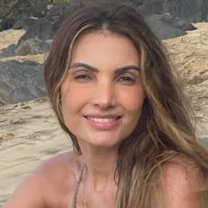 De biquíni, Patrícia Poeta ostenta beleza natural em foto sem maquiagem