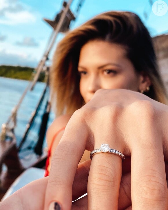 Vitória Strada exibiu o anel de noivado ganho da namorada, Marcella Rica