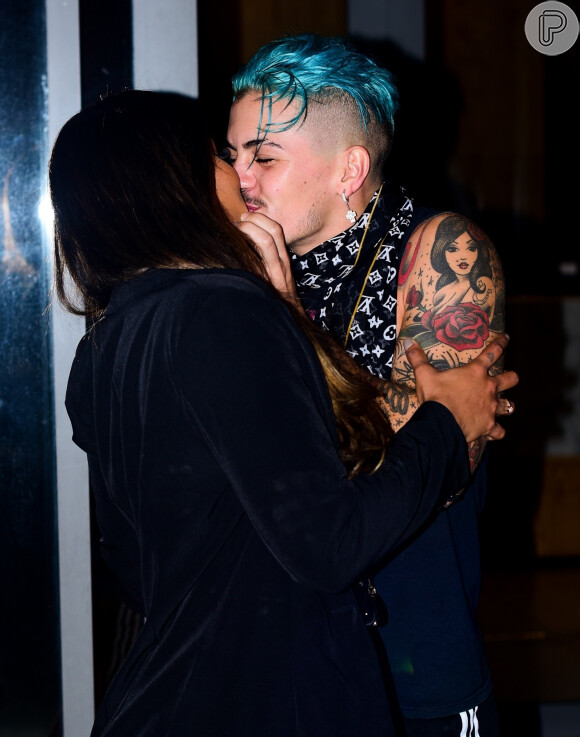 Biel beija Tays ao sair de hotel em SP