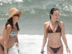 De biquíni, Gabriela Duarte exibe corpo sequinho em praia com cunhada Talita Younan. Fotos!