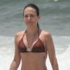 Gabriela Duarte exibiu a barriga sequinha em dia na praia