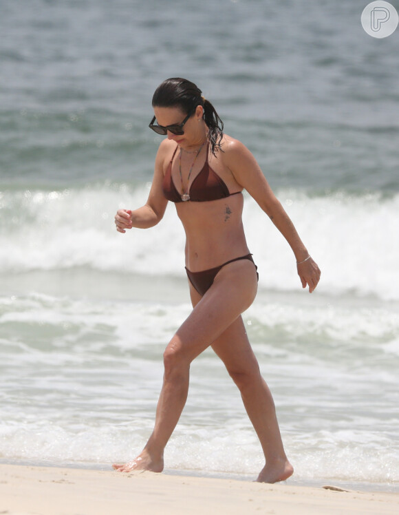 Aos 46 anos, Gabriela Duarte, exibiu a barriga sequinha em dia na praia
