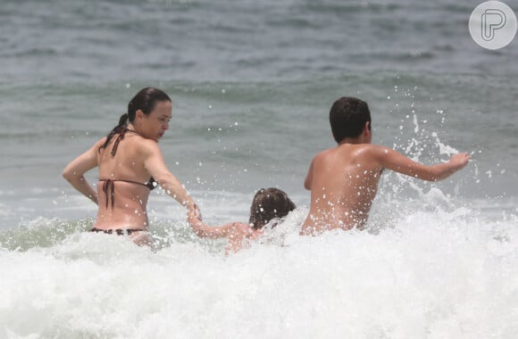 Gabriela Duarte se resfrescou em praia do Rio nesta segunda-feira, 11 de janeiro de 2021