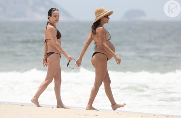 Talita Younan exibiu a barriga de grávida em passeio com Gabriela Duarte, sua cunhada