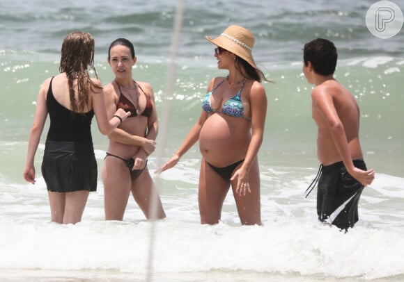 Talita Younan, no fim da 1ª gravidez, curtiu praia da Barra da Tijuca com a cunhada, Gabriela Duarte, e a filha dela, Manuela, 11 anos