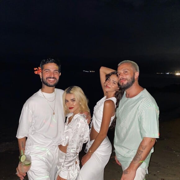 Bruna Marquezine curtiu Réveillon com Rafa Kalimann, Manu Gavassi e mais amigos em ilha exclusiva