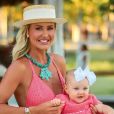 Ana Paula Siebert combinou vestido de crochê com a filha, Vicky, de quase 8 meses