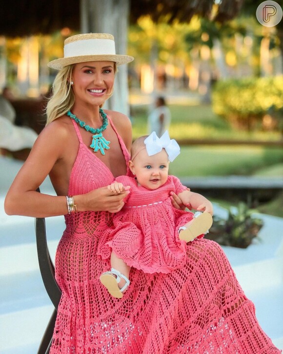 Ana Paula Siebert combinou vestido de crochê com a filha, Vicky, de quase 8 meses