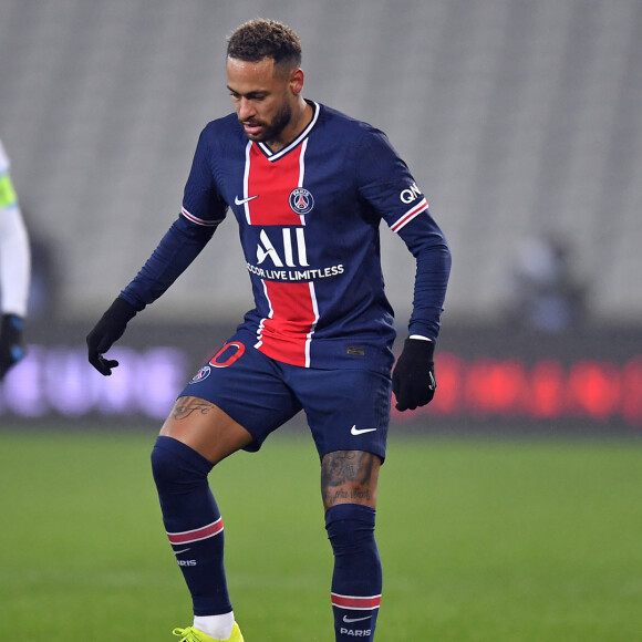 Neymar marcou penâlti e garantiu a vitória do Paris Saint-Germain em final da Supercopa