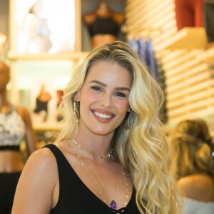 Yasmin Brunet afirmou que não gosta muito de cortar o cabelo e nem que mexam muito na sua cabeça: 'Acho que muita energia entra pela cabeça e além disso tenho o couro cabeludo supersensível'