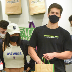 Ex-BBB Flay e o namorado, Pedro Maia, fizeram compras durante passeio por shopping de São Paulo em janeiro de 2021