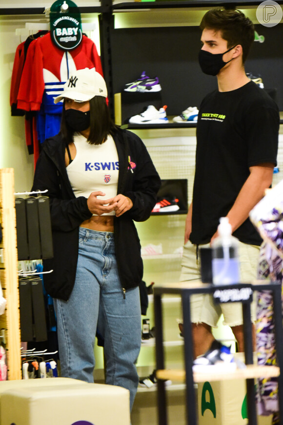 Ex-BBB Flay e o namorado, Pedro Maia, conferiram as novidades das lojas em passeio por shopping