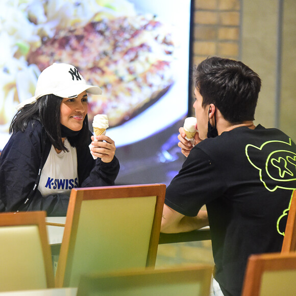 Ex-BBB Flay se divertiu durante passeio com o namorado, Pedro Maia