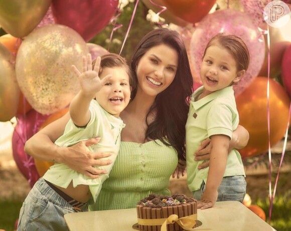 Andressa Suita exibe foto com os filhos em aniversário