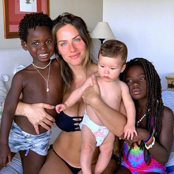 Giovanna Ewbank se derrete com foto de Bruno Gagliasso e filha