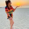Maiara aposta em look estiloso para curtir praia em Dubai