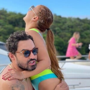 Maiara e Fernando Zor se divertem em dia na praia