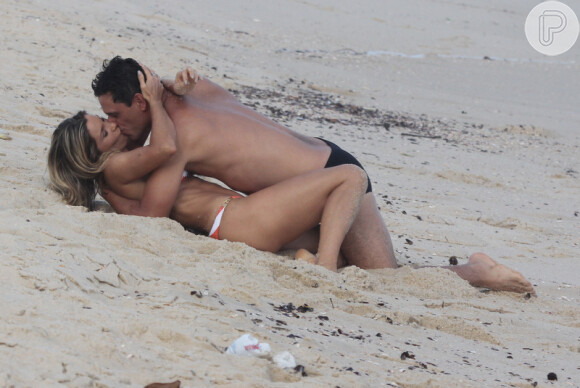 Theo e Érica se beijam na areia da Praia do Recreio, no Rio de Janeiro