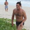 Rodrigo Lombardi encerra dia de gravação em praia no Rio