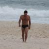 Rodrigo Lombardi grava de sunga e caminha pela areia da praia