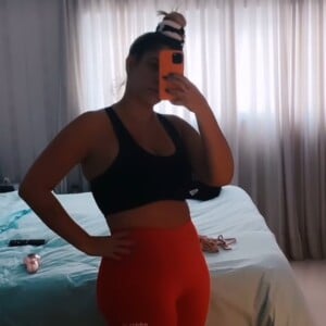 Mais magra, Marília Mendonça deixa barriga à mostra em look fitness