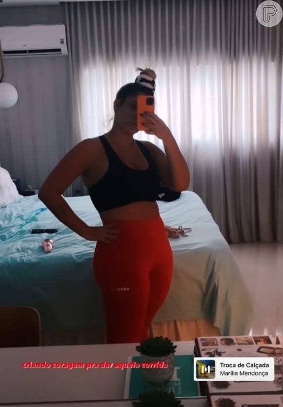 Mais magra, Marília Mendonça deixa barriga à mostra em look fitness