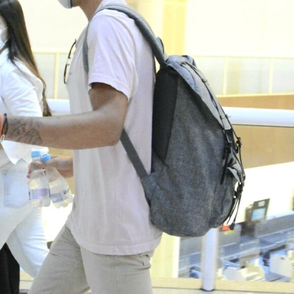 Enzo Celulari é visto no aeroporto Santos Dumont, no Rio de Janeiro, após viagem com Bruna Marquezine em Fernando de Noronha