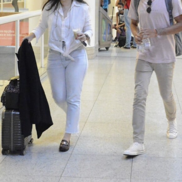 Enzo Celulari é visto no aeroporto Santos Dumont, no Rio de Janeiro, após viagem com Bruna Marquezine em Fernando de Noronha