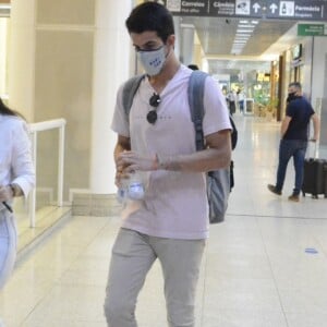 Enzo Celulari é visto no aeroporto Santos Dumont, no Rio de Janeiro, após viagem com Bruna Marquezine em Fernando de Noronha