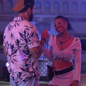 'BBB21': Karol Conká pede selinho para Bil