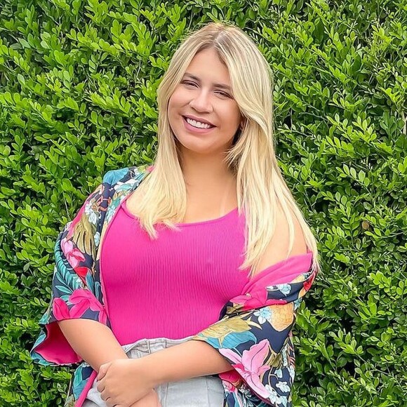 Marília Mendonça roubou a cena ao exibir sua cintura fina em um ensaio de fotos