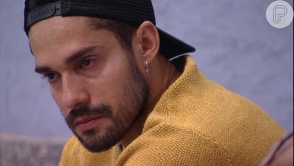 'BBB21': Arcrebiano caiu no choro enquanto conversava com Karol Conká