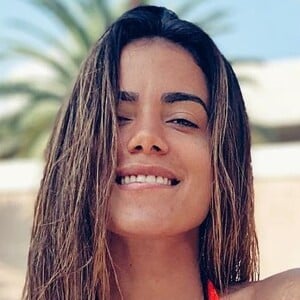 Anitta beijou Lipe Ribeiro durante o reality show 'Ilhados com Beats', que está sendo gravado em uma ilha no Rio de Janeiro