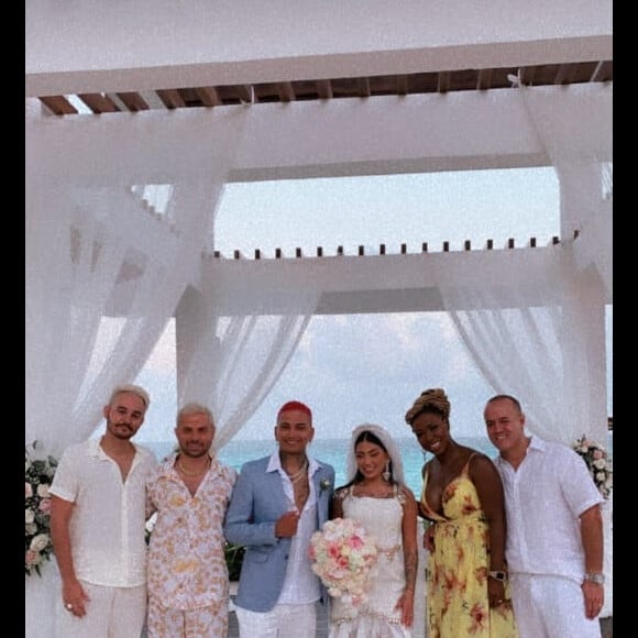 Mirella e Dynho Alves posam com amigos após casamento