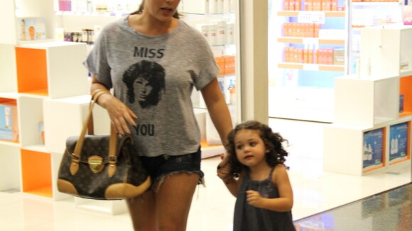 Maysa, filha de Tânia Mara e Jayme Monjardim, corre e brinca no shopping