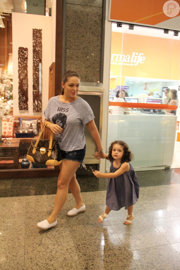 Tânia Mara anda de mãos dadas com a filha, Maysa