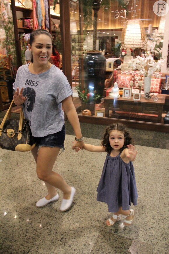 Tânia Mara sorri ao ver a filha, Maysa, dar tchau para o fotógrafo