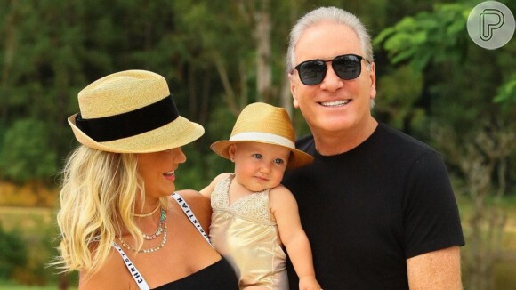 Ana Paula Siebert usou conjunto de R$ 9,6 mil em foto com marido e a filha