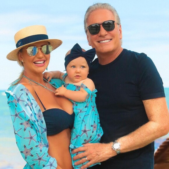 Ana Paula Siebert curtiu o dia de sol com Roberto Justus e filha, Vicky