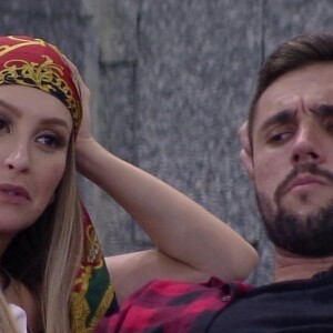 No 'BBB 21', Arthur e Carla Diaz trocam beijos em festa