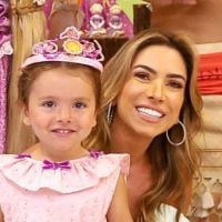 Patricia Abravanel posa com a filha, Jane, e semelhança chama atenção: 'MiniPaty'. Foto!