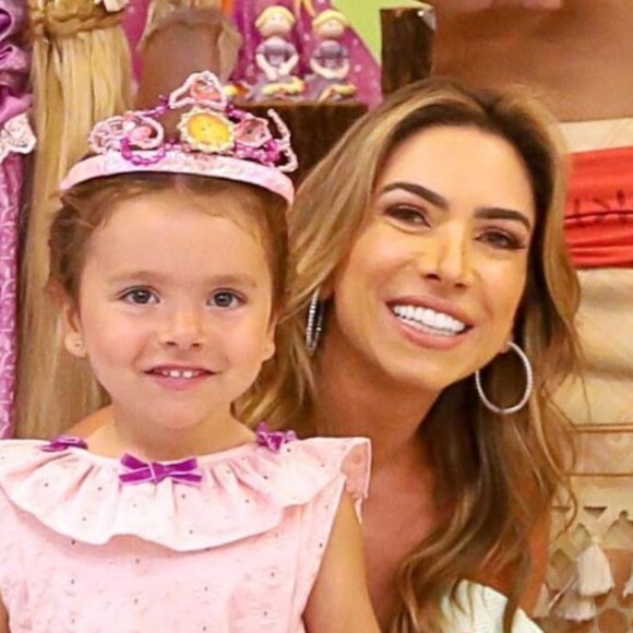 Patricia Abravanel postou foto com a filha, Jane, 3 anos, e foi comparada à menina