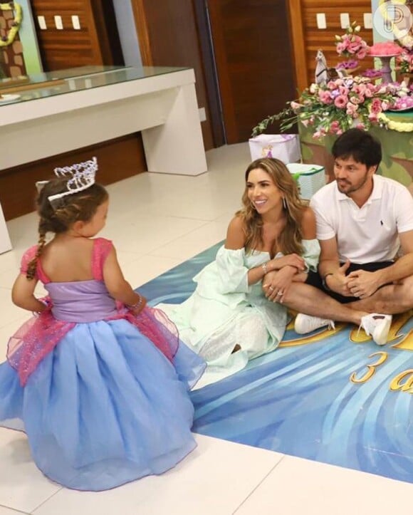 Patricia Abravanel e o marido, Fábio Faria, presentearam a filha, Jane, 3 anos, com festa cujo tema foi princesas