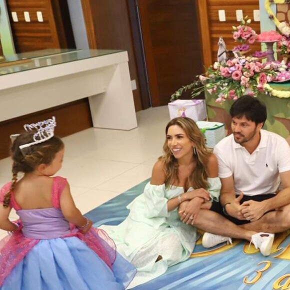 Patricia Abravanel e o marido, Fábio Faria, presentearam a filha, Jane, 3 anos, com festa cujo tema foi princesas