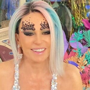 Ana Maria Braga surgiu de cabelo rosa e azul e foi comparada a Lady Gaga