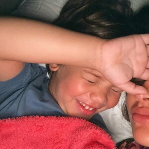 Andressa Suita mostrou os filhos deitados em sua cama, assistindo desenho