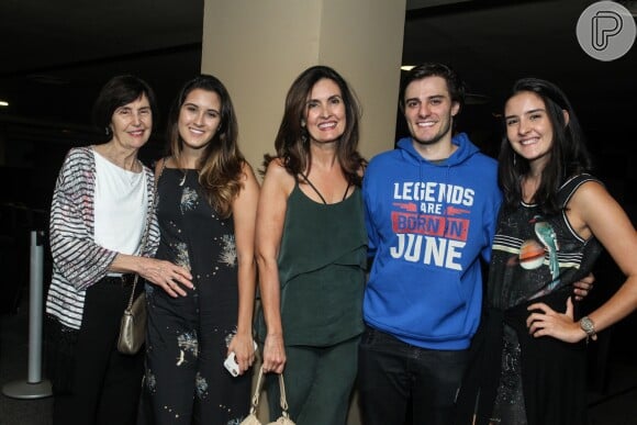 Fátima Bernardes posa com a mãe, as filhas e Hugo Bonemer