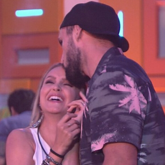 'BBB 21': Arthur cogita edredom, Carla Diaz dispensa carinho e brothers reagem. 'Pipocou'