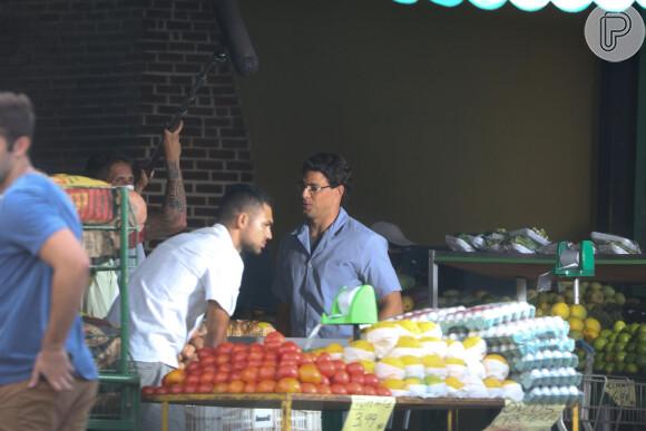Cauã Reymond gravou cenas da novela 'Um Lugar ao Sol' como Christian também em um mercado