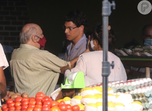 Cauã Reymond e Tonico Pereira gravaram cenas da novela 'Um Lugar ao Sol' em mercado do Rio de Janeiro